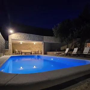 https://apartments-jakasa.hotels-in-trogir.com
